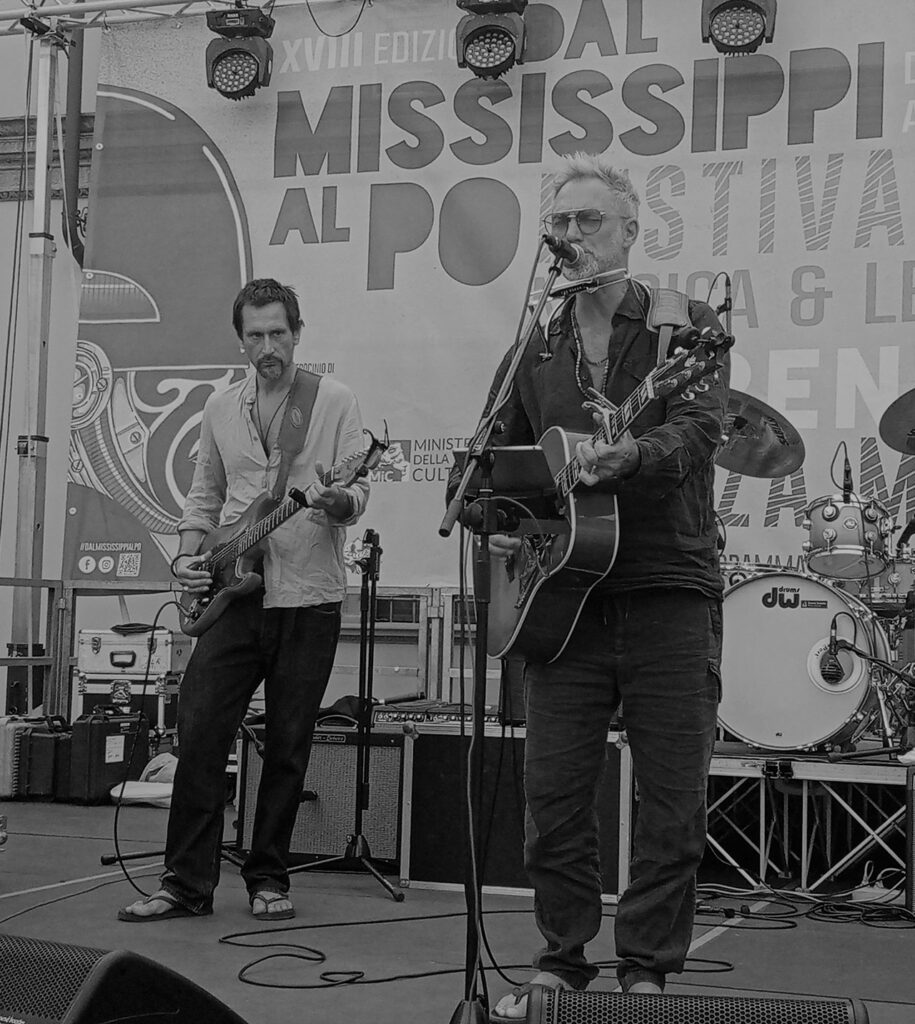 Roberto Luti e Anders Osborne al festival Dal Mississippi al Po (foto Matteo Bossi)