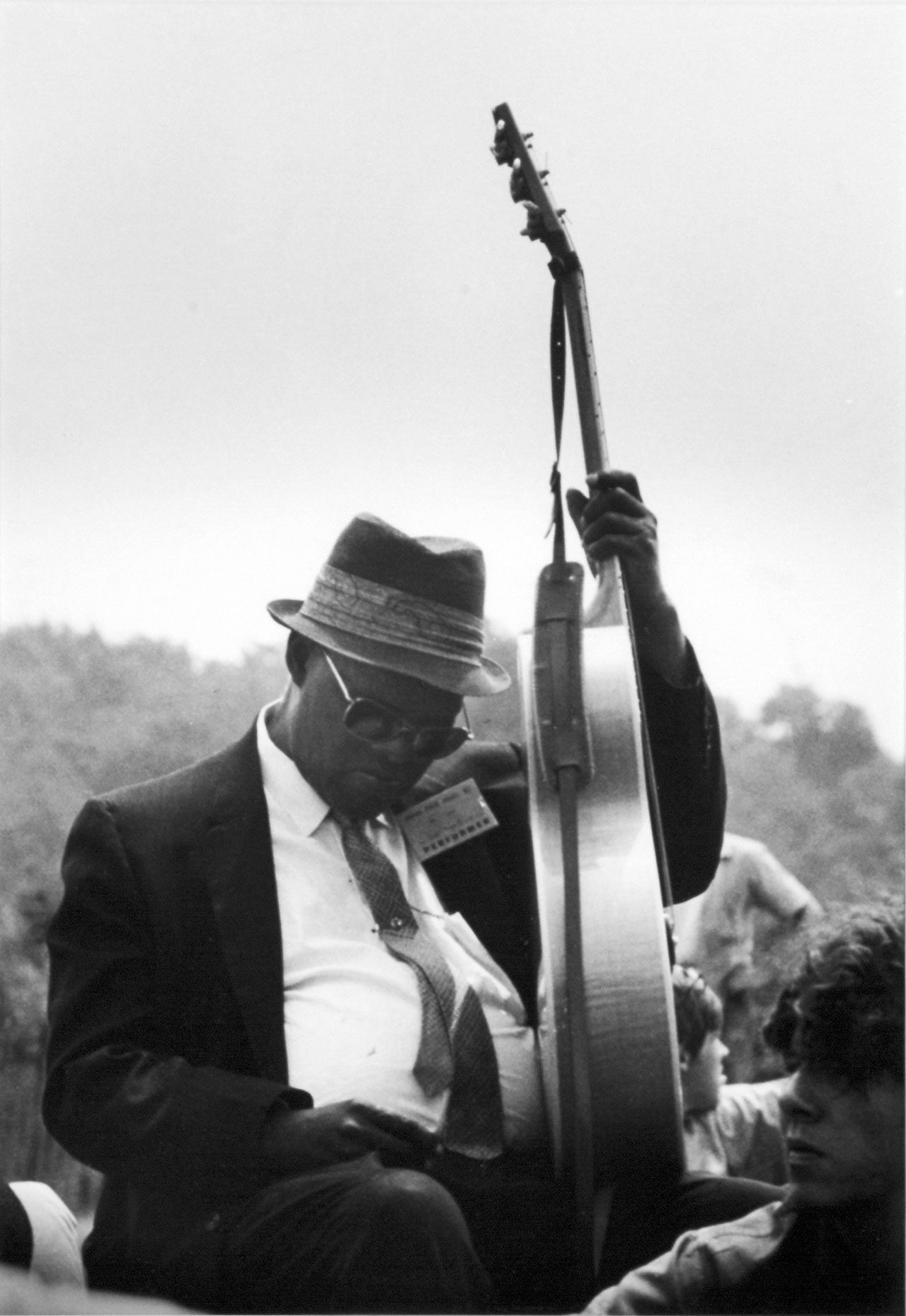 Reverend Gary Davis a Newport (foto Dick Waterman ©, tratta dal volume “Roots’n’Blues” edito da Mattioli1885)