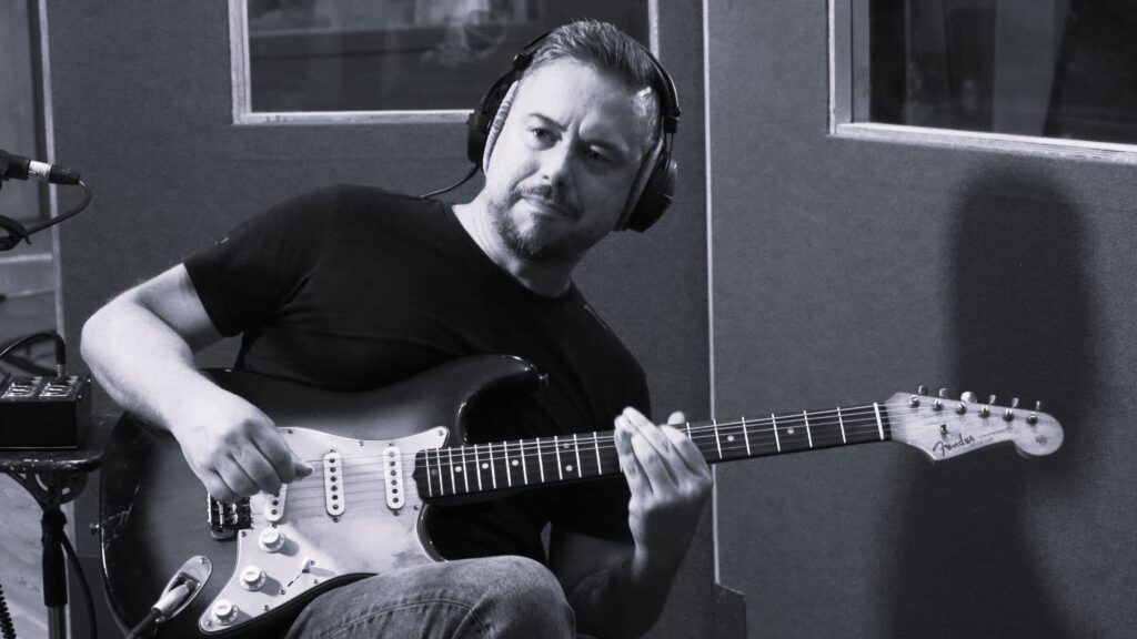 Osvaldo Di Dio con la sua Fender Stratocaster del 1962 - Foto di Francesco La Muro