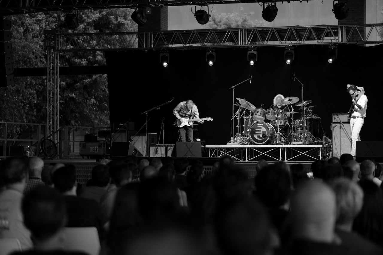 Eric Johnson And Band